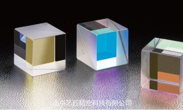 <strong>新科技：精密加工生產(chǎn)用于推進信息技術的微型光導立方體</strong>