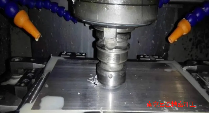 <strong>常州超精密加工刃口:利用化學(xué)研磨技術(shù)，將玻璃壓縮到一頁紙的厚度。</strong>